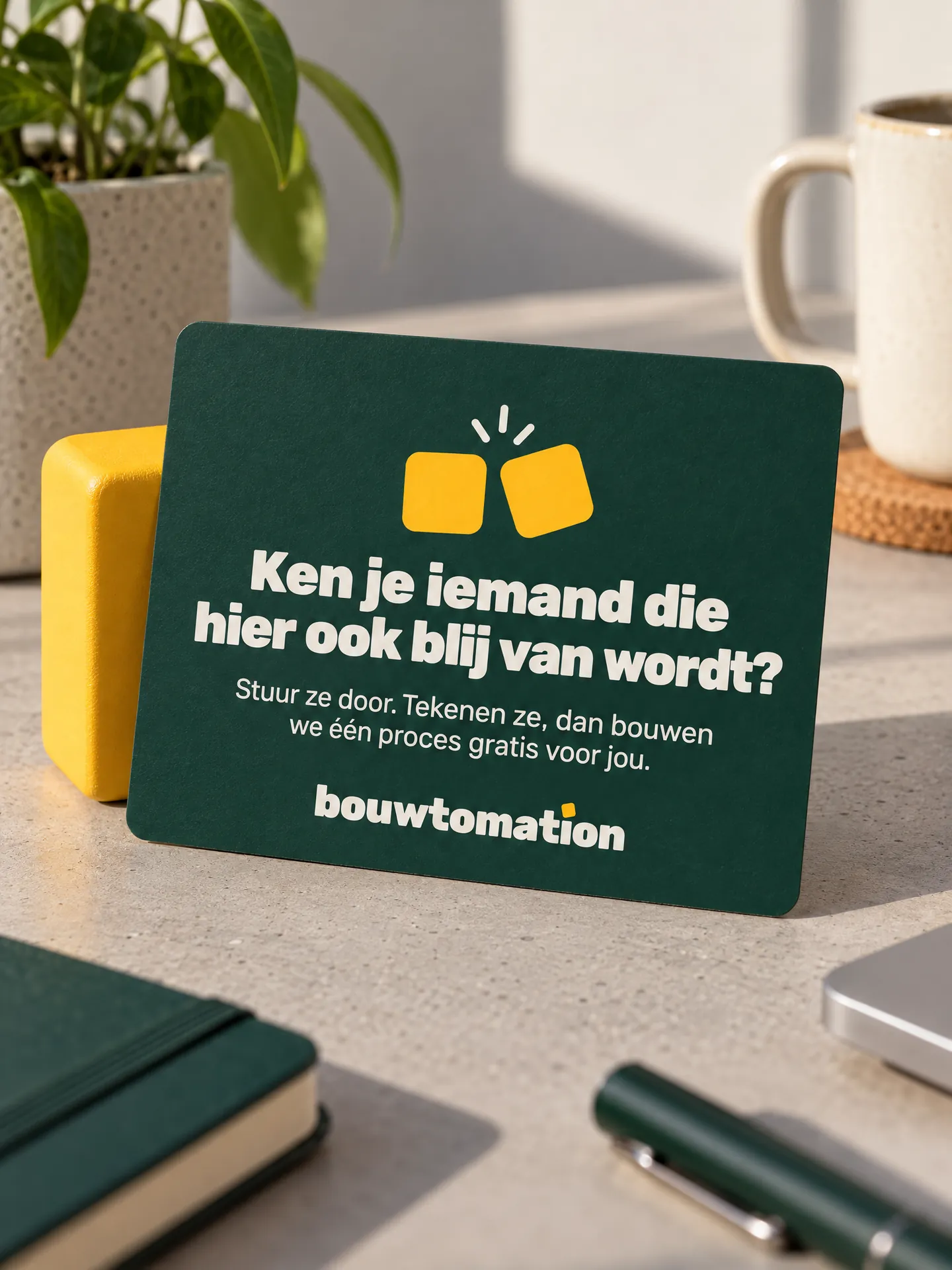 Een groene doorverwijskaart met twee gele blokken.