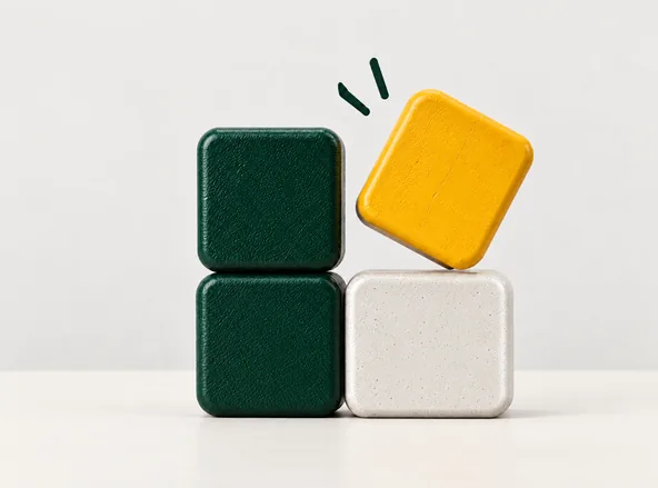 Drie blokken staan al op hun plek; een geel blok valt er net bij.
